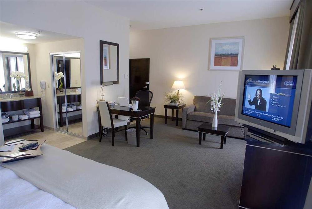 Hampton Inn & Suites Las Vegas South Room photo